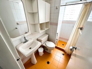 Sèche-cheveux, serviettes fournies, savon, shampoing