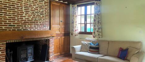 TV, fireplace, books, stereo