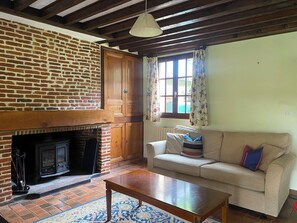 TV, fireplace, books, stereo - Norman house in the heart of Le Bec Hellouin  (Le Bec-Hellouin)