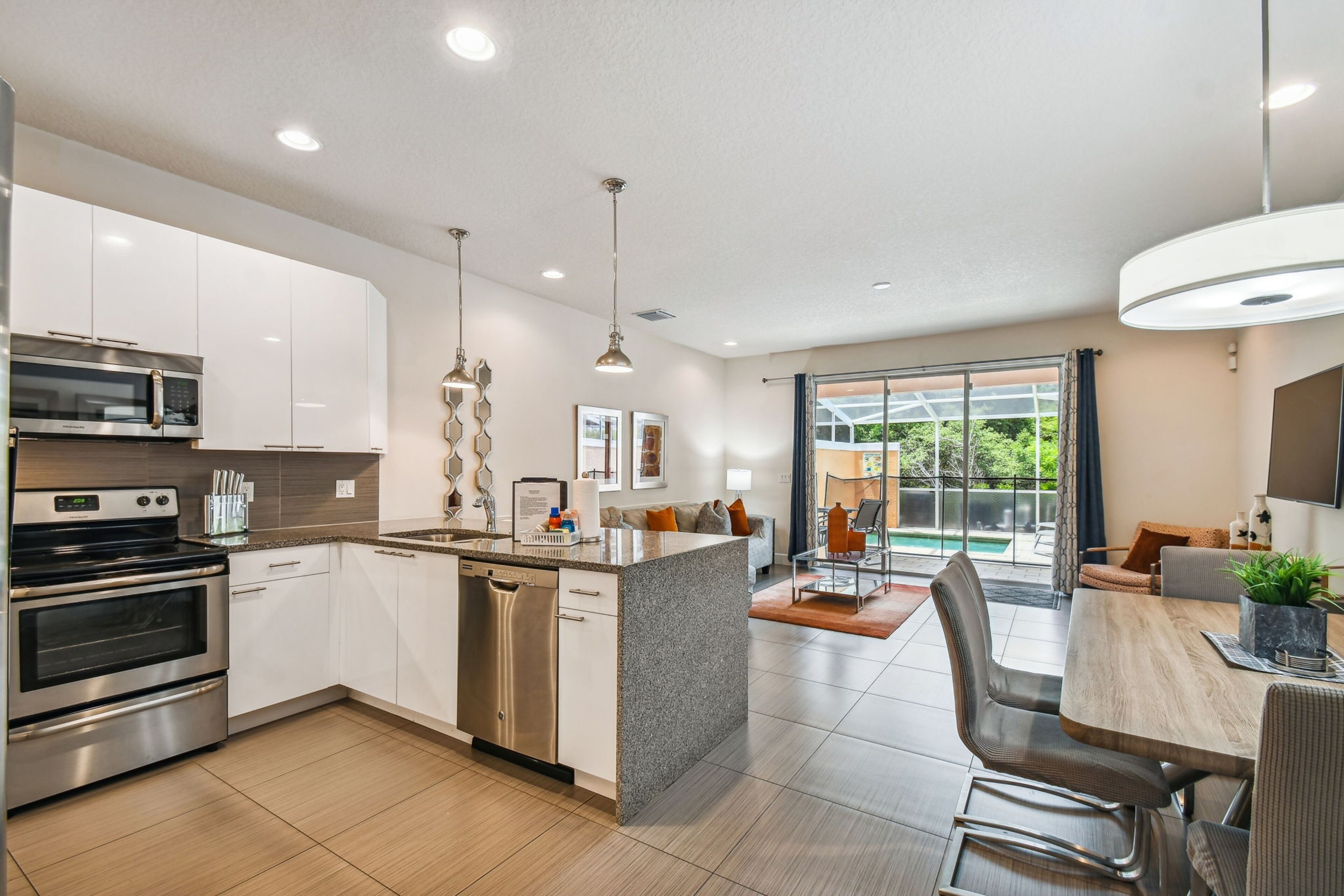 Adorable townhome, w/private pool, dog friendly, Central AC
