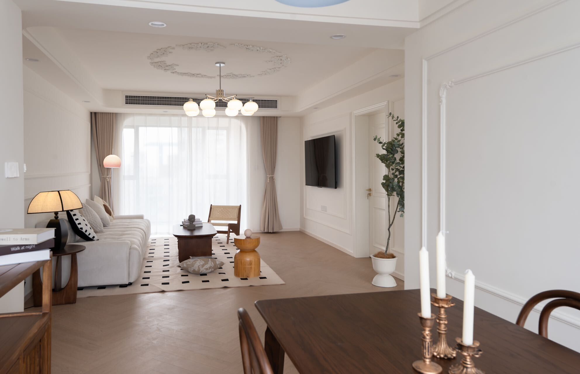 Televisión y chimenea 