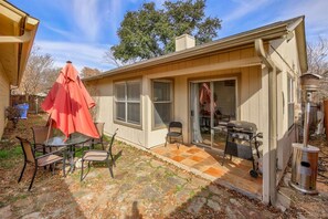 Outdoor dining - Apple Parmer – 3BR/2BA w/ Walkable Dining & Parks (Austin)
