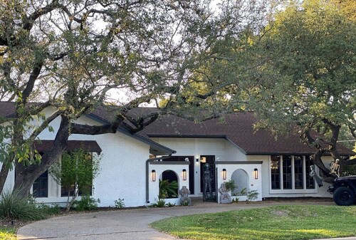 Private King Studio | Near Domain & Apple