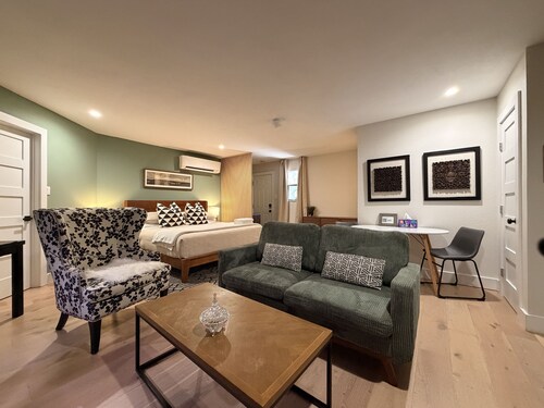 Private King Studio | Near Domain & Apple