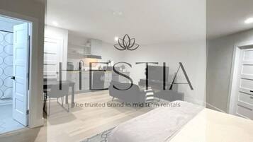 1 habitación, tabla de planchar con plancha, wifi gratis y ropa de cama