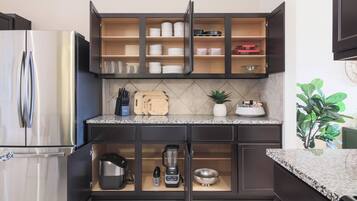 Réfrigérateur, micro-ondes, four, plaque de cuisson