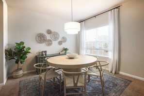 Dining - Near Samsung & UT | Moody Concerts + 4BR Stay (Austin)
