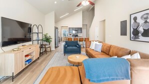 Unclassified image, 4 of 30, button - 4BR King and Queens 2 living spaces | Location (Austin)