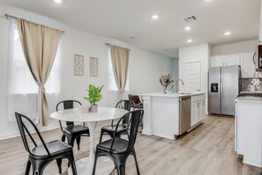 Dining - East Austin 3BR | Skyline Views | Drop-In + Garage (Austin)