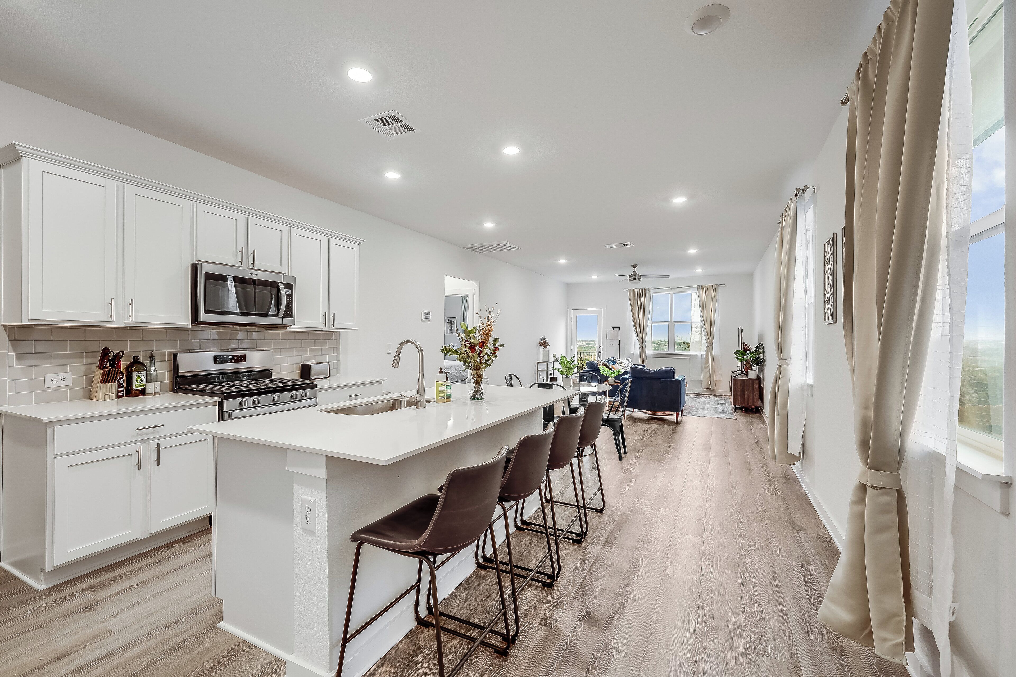 Kjøleskap, mikrobølgeovn, ovn og kokeplater