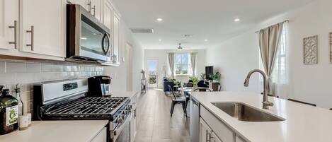 Réfrigérateur, four à micro-ondes, un four, surface de cuisson