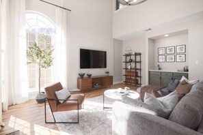 Televisión y chimenea