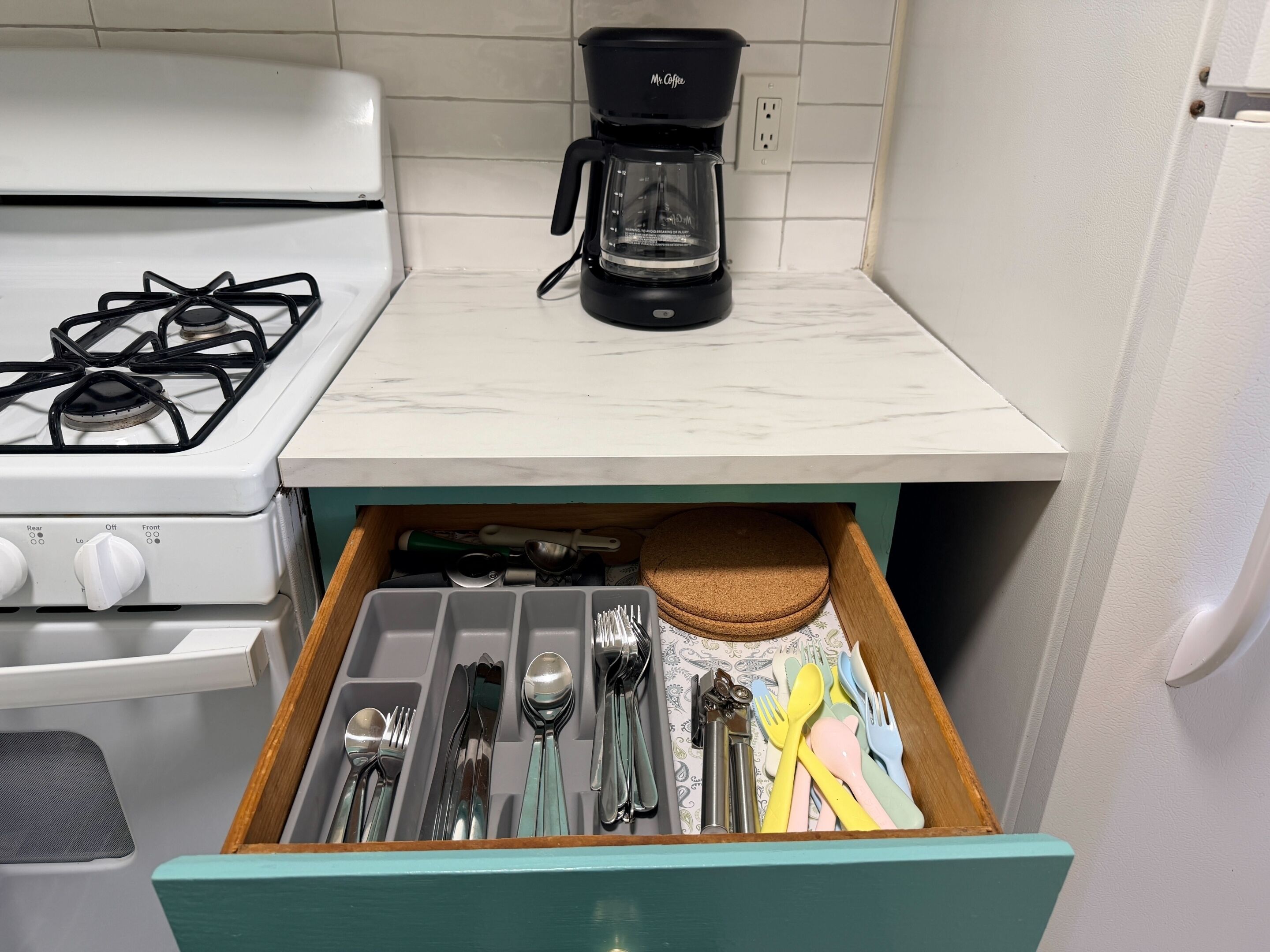 Coffee/tea maker, fridge, microwave, oven