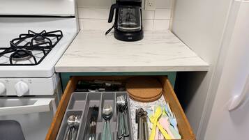 Coffee/tea maker, fridge, microwave, oven