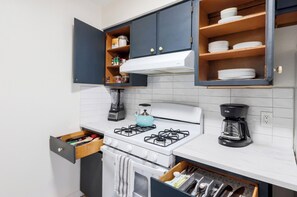 Fridge, microwave, oven, stovetop - Hestia: Pet friendly, Awesome N. Austin location (Austin)