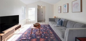 TV - Hestia: Pet friendly, Awesome N. Austin location (Austin)