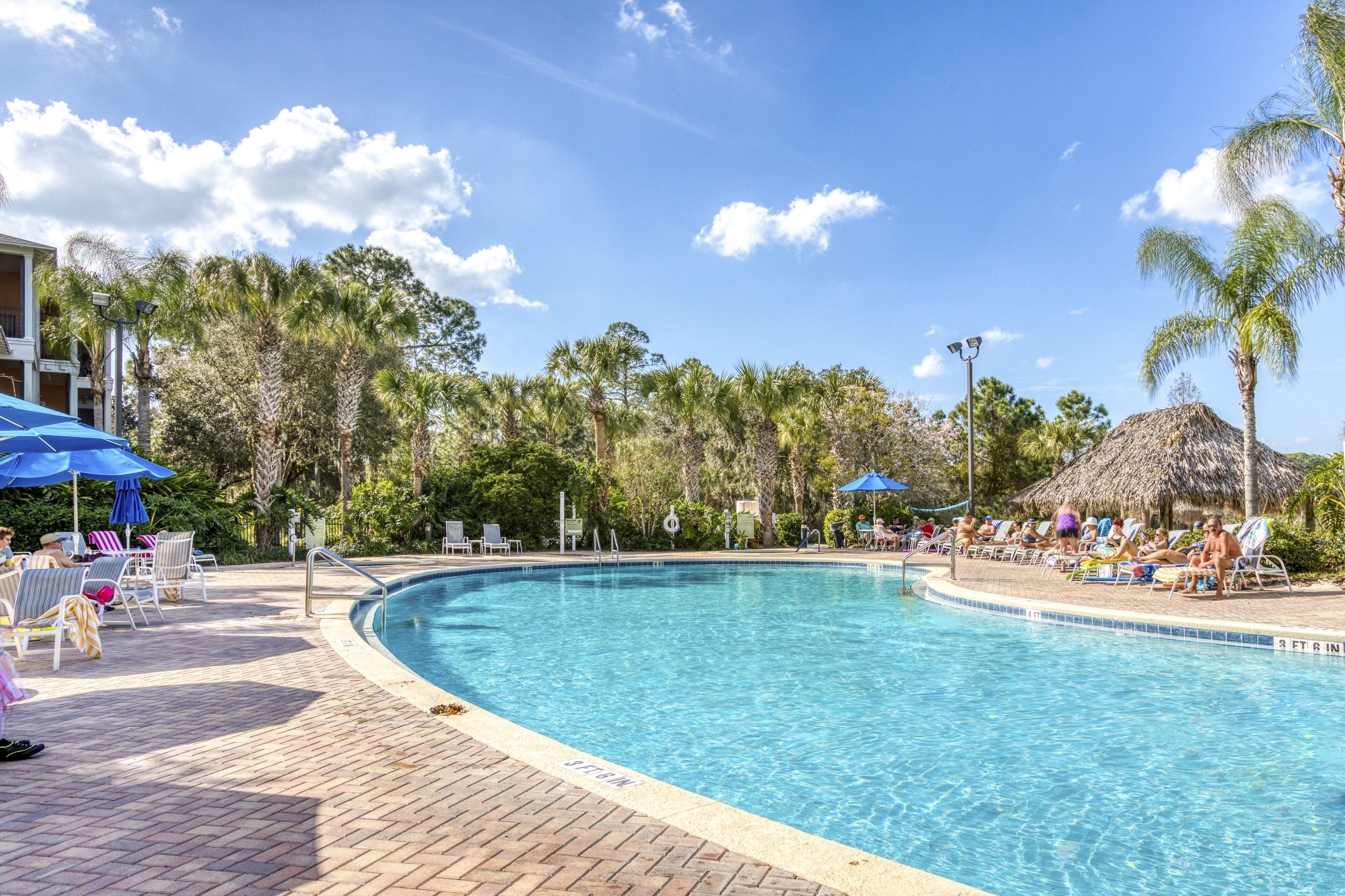 1st floor condo w/ pools, restaurant, balcony, tennis court, basketball court