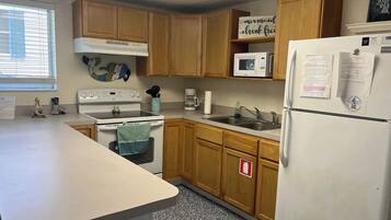 Fridge, stovetop, coffee/tea maker, toaster