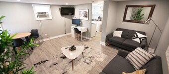 Charming DT Orlando cottage in brilliant location w/ fast WiFi, AC, Pet Friendly