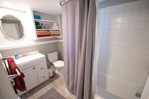 Sèche-cheveux, serviettes fournies, savon, papier toilette