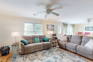 TV - 5th row from ocean, open floor plan, spacious bedrooms, fenced yard w/ swing (Emerald Isle)