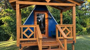 Een houten pergola met een blauwe buitenkant en een houten terras.