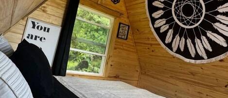 1 bedroom, bed sheets