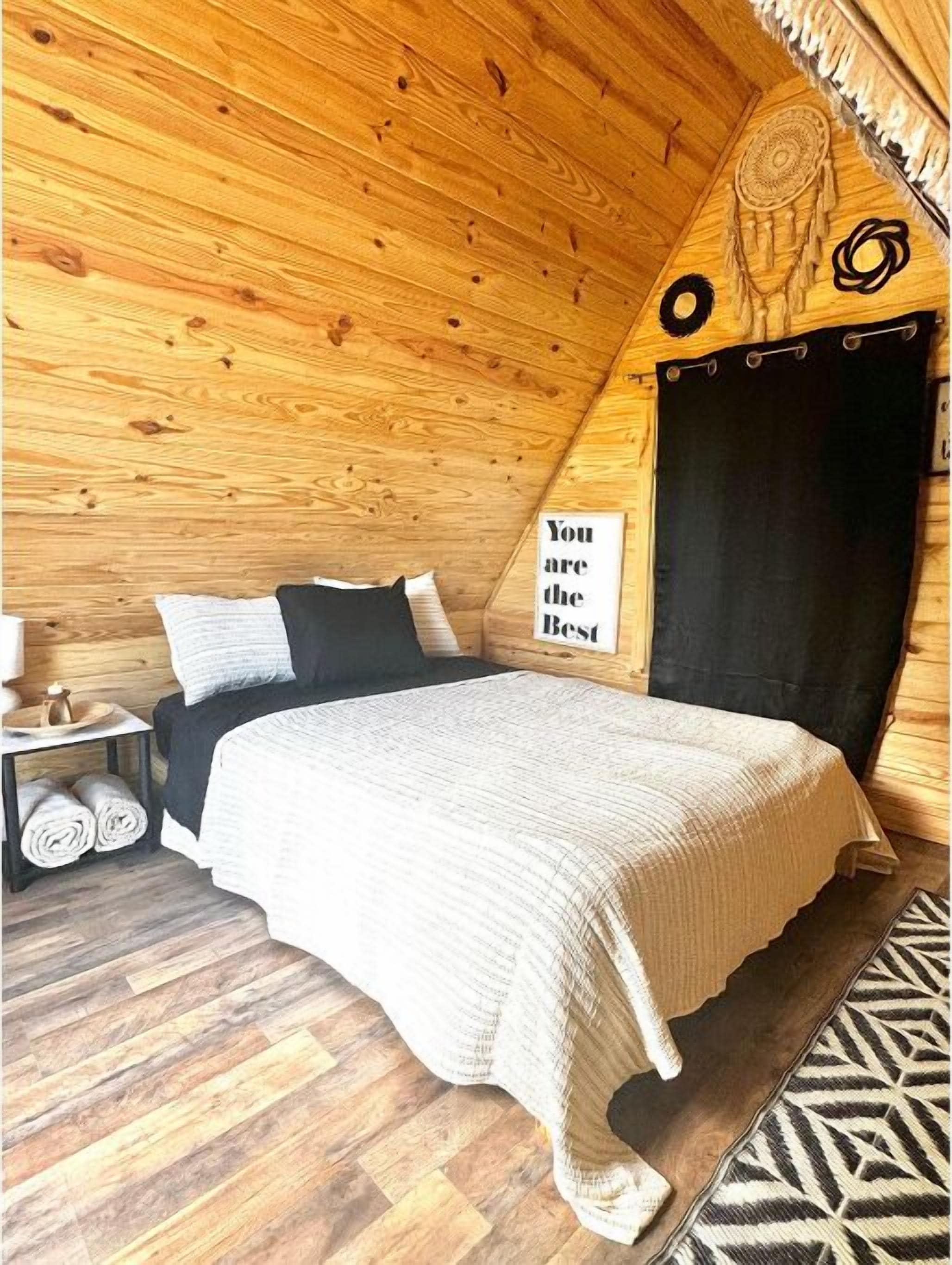1 bedroom, bed sheets