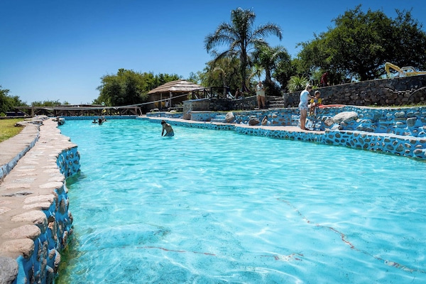 Kauden mukainen ulkouima-allas