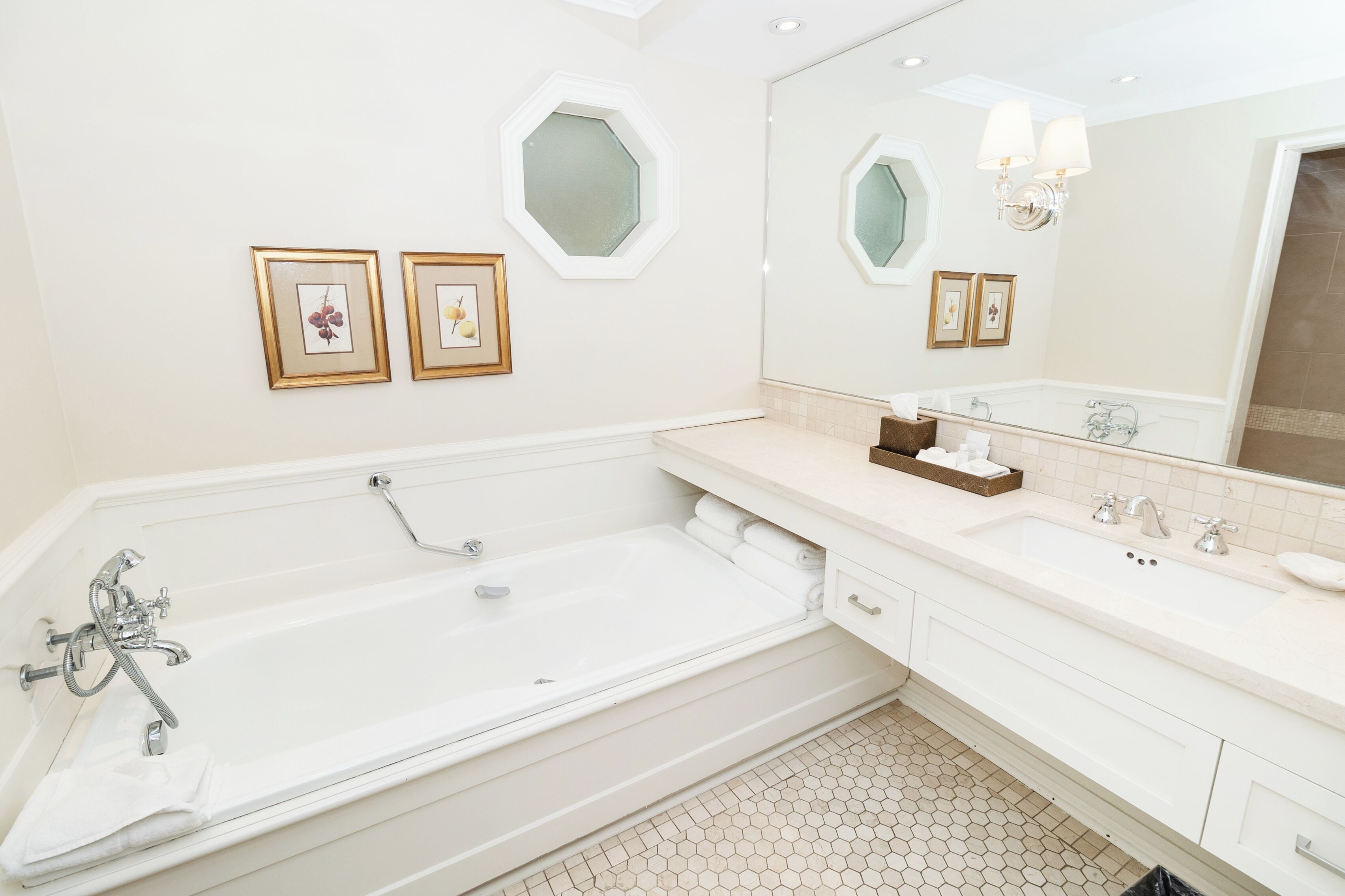 套房 (Cloister Room with King Bed) | 浴室 | 免费洗浴用品、吹风机、拖鞋、毛巾