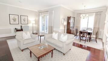 Suite (Orchard & Pine) | In-room safe, desk, laptop workspace, blackout drapes