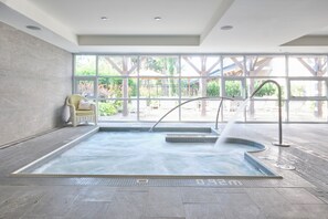 Salas de tratamiento para parejas, sauna y tina de hidromasaje 