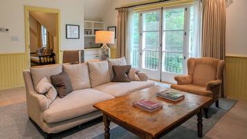 Suite (Stable) | In-room safe, desk, laptop workspace, blackout drapes