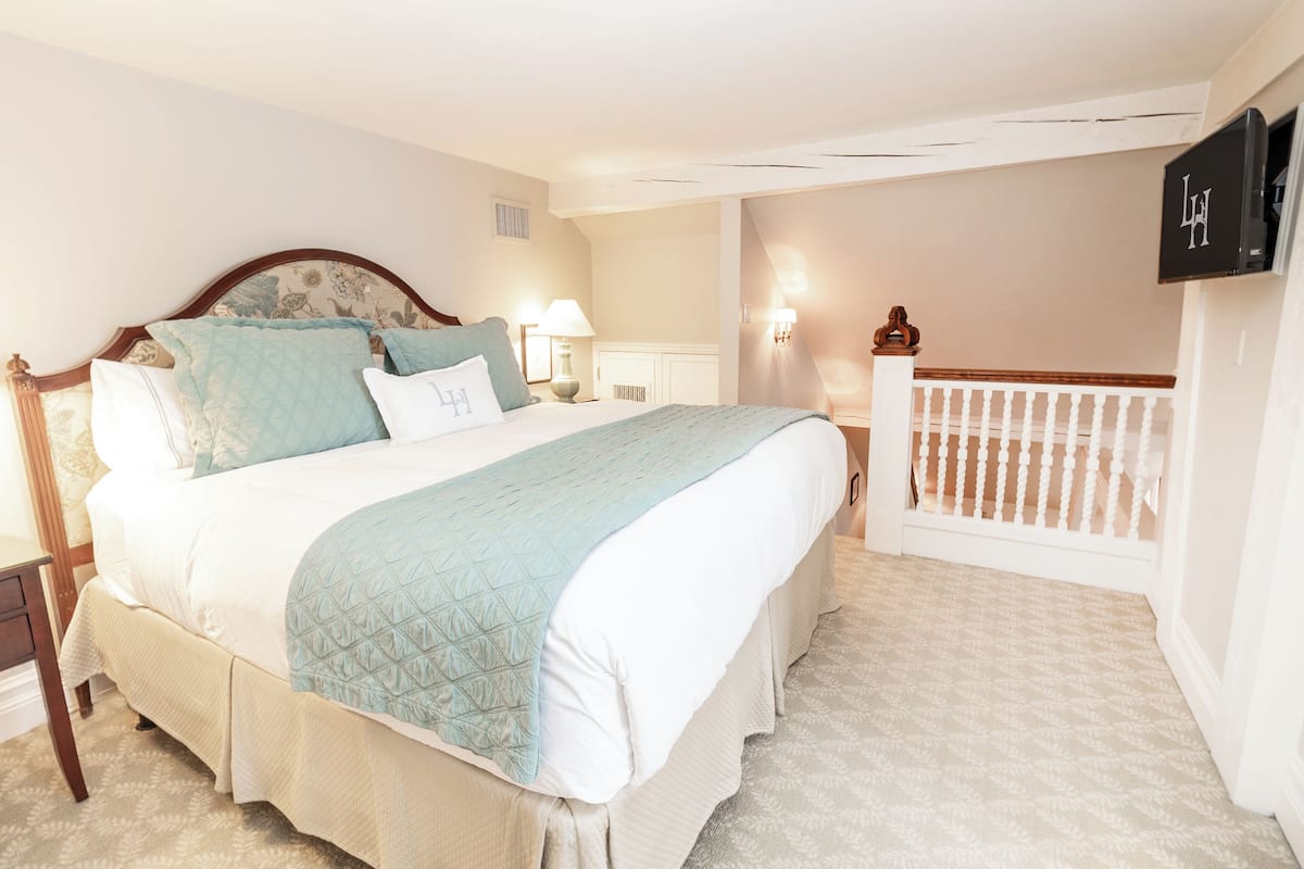 Suite (Attic) | 1 bedroom, in-room safe, desk, laptop workspace