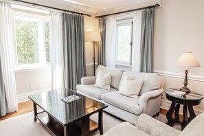 Cloister Rooms | In-room safe, desk, laptop workspace, blackout drapes
