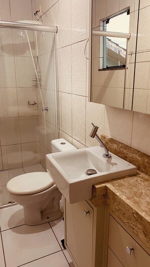 Dusche, Handtücher, Seife, Toilettenpapier