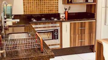 Een koelkast, een magnetron, een oven, een kookplaat