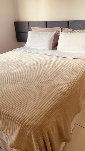 2 quartos, escrivaninha, ferros/tábuas de passar roupa, Wi-Fi