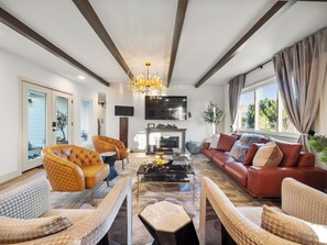 Smart-tv, eldstad och bordsfotboll