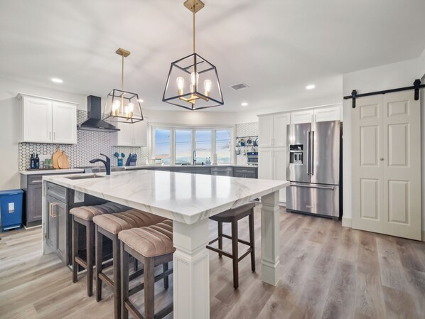 Kylskåp, mikrovågsugn, ugn och spishäll