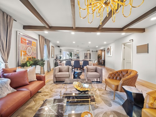 Elegant Pool Villa In Mount Helix, close to DT!