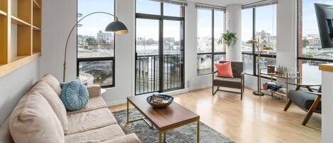 تلفزيون ذكي، مدفأة، كُتُب