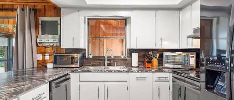 Kühlschrank, Mikrowelle, Ofen, Herdplatte