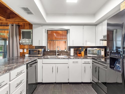 Serene Lakeside Cottage Retreat