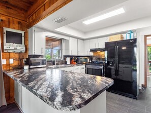 Frigorífico, microondas, horno y placa de cocina