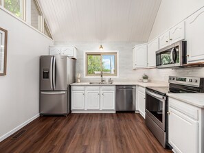 Fridge, microwave, oven, stovetop - Lake Views: Modern Coastal 3 BR Apple Valley Lake Beach House (Howard)