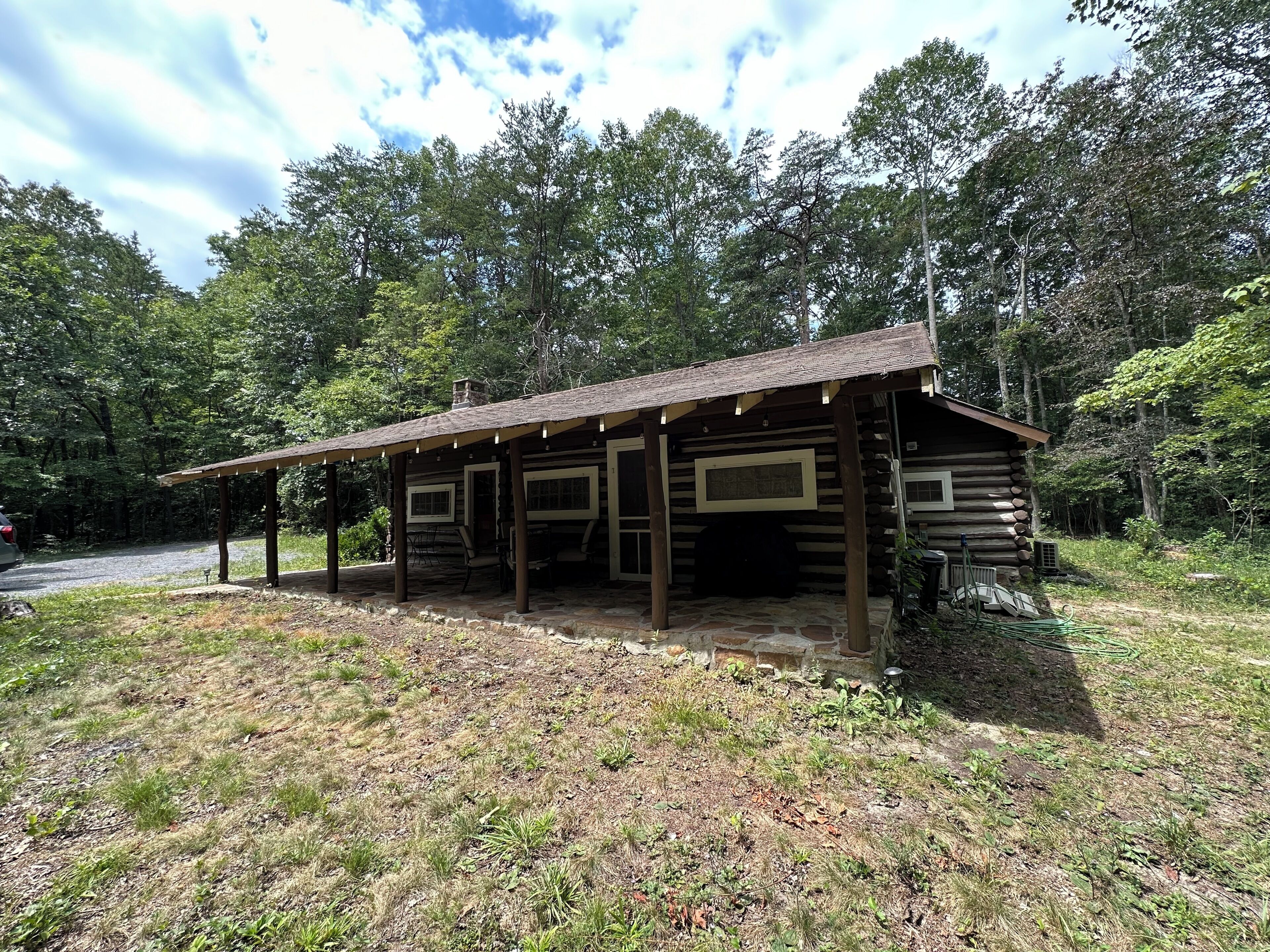 Rustic log cabin on the river!