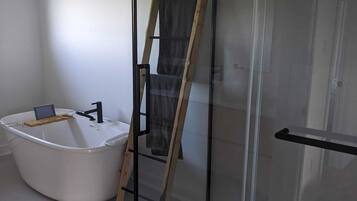 Dusche, Whirlpool, Haartrockner, Handtücher
