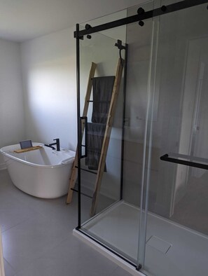 Shower, jetted bath, hair dryer, towels