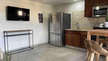 Geladeira, micro-ondas, fogão, cooktop